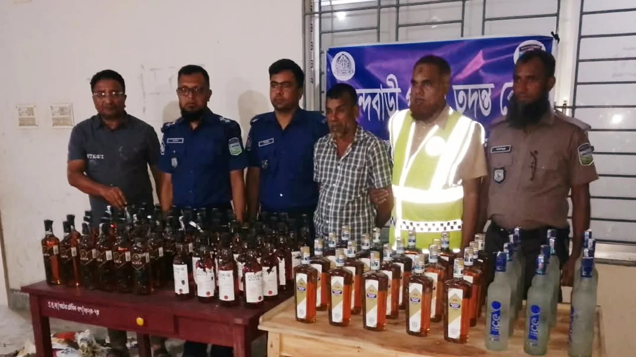 জামালপুরে পুকুরের কচুরিপানার নিচ থেকে ৮৮ বোতল ভারতীয় মদ উদ্ধার, গ্রেপ্তার ১