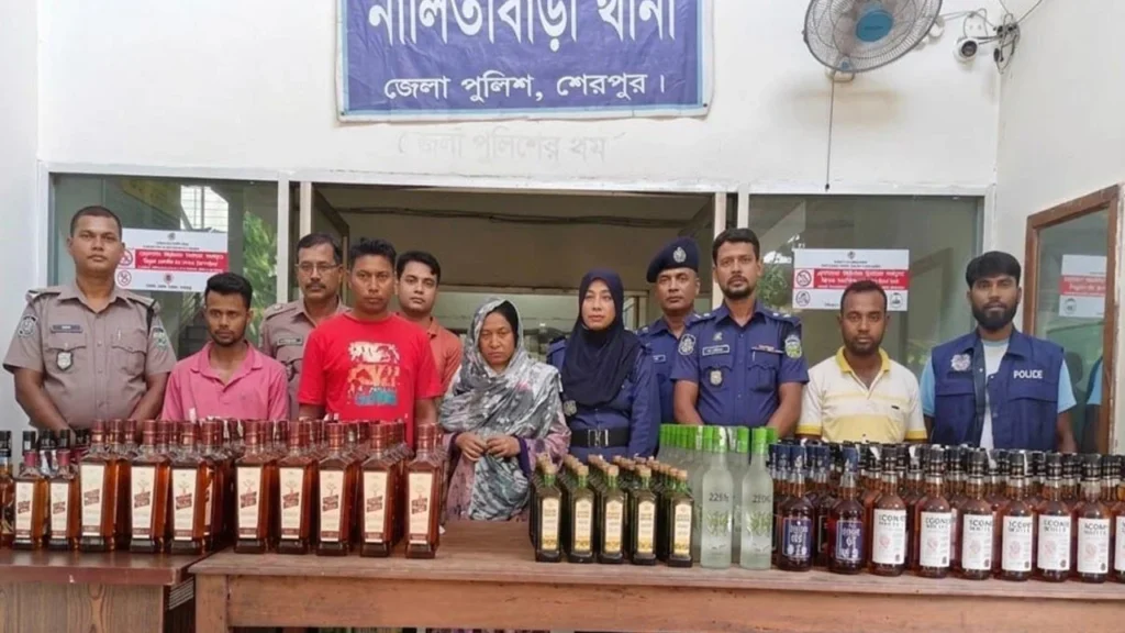শেরপুরে ২৫০ বোতল ভারতীয় মদসহ গ্রেপ্তার ৪, প্রাইভেটকার ও পিকআপ জব্দ