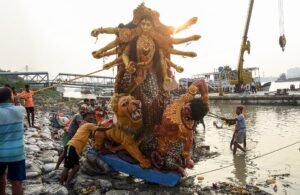 বিরোধীদের: দুর্গা বিসর্জনে শুধু সনাতনীদের প্রতিমা ছোঁয়ার নির্দেশ