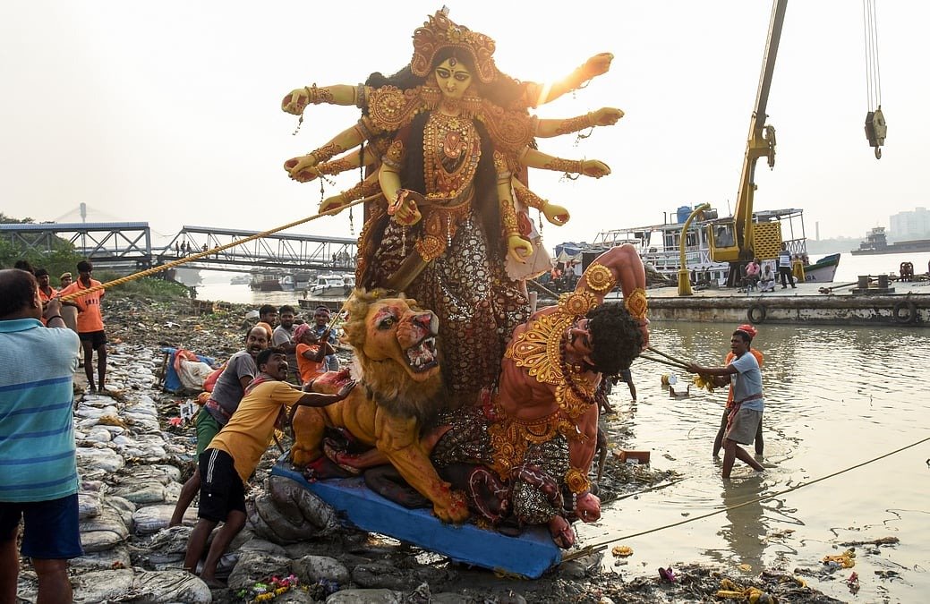 বিরোধীদের: দুর্গা বিসর্জনে শুধু সনাতনীদের প্রতিমা ছোঁয়ার নির্দেশ