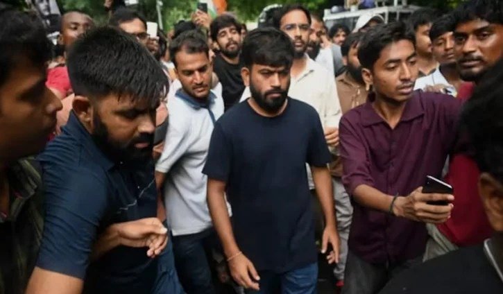 দিল্লিতে র‍্যালির আগেই ককরোচ জনতা পার্টির প্রধান অভিজিত আটক
