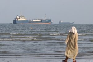 যুক্তরাষ্ট্রের নির্বাচনের আগে হরমুজ প্রণালিতে কৌশল বদলাল ইরান