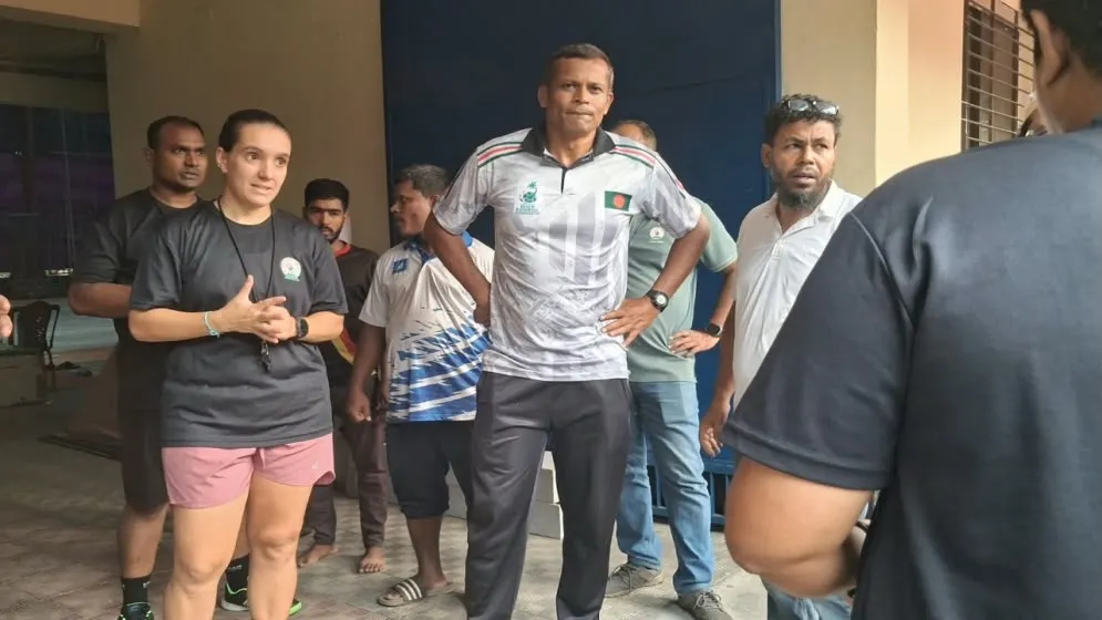 অনুশীলনের সময় হ্যান্ডবল কোচদের দুটি আইফোন সম্পদ সংক্রান্ত ঘটনায়