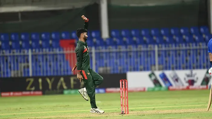 অবৈধ বোলিং অ্যাকশনের দায়ে অভিযোগে জড়িত ব্যক্তি বোলার আলিস