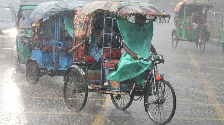 রাজধানীতে ঝিরঝিরে বৃষ্টি, দিনভর মেঘলা আকাশের আভাস