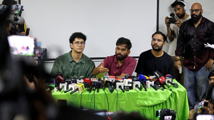 দিল্লিতে বিক্ষোভ: উড়োজাহাজ থেকেই আটক ককরোচ পার্টির শীর্ষ নেতারা