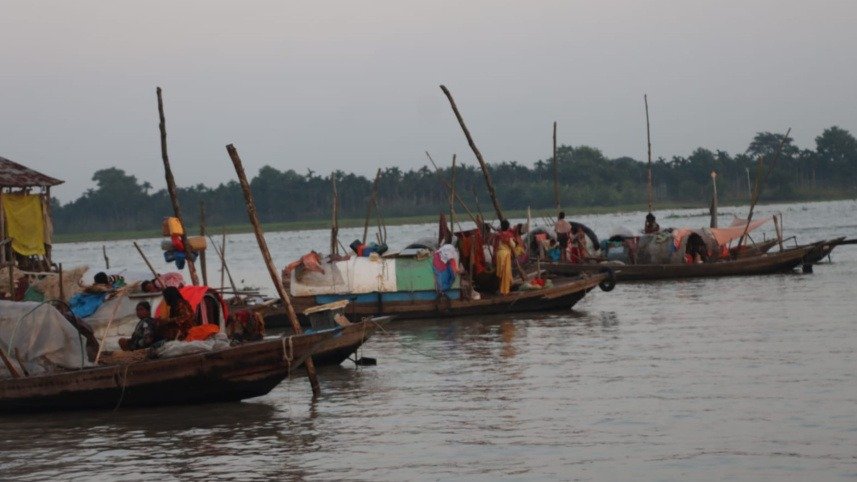 নিষেধাজ্ঞার ২২ দিনেও জোটেনি কার্ড ও চাল