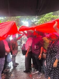 বৃষ্টি উপেক্ষা করে সমাজসেবা অধিদপ্তরের সামনে প্রতিবন্ধী গ্র্যাজুয়েটদের