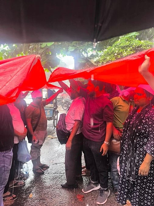 বৃষ্টি উপেক্ষা করে সমাজসেবা অধিদপ্তরের সামনে প্রতিবন্ধী গ্র্যাজুয়েটদের