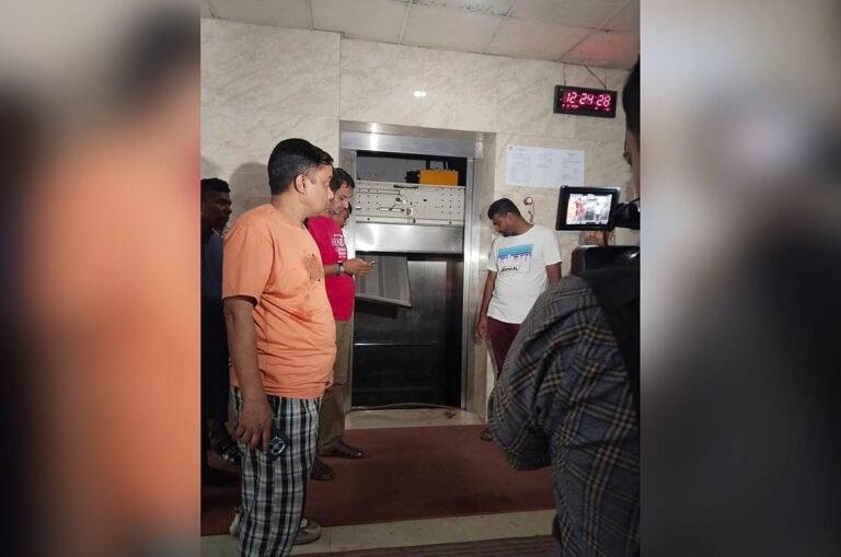 রাজধানীর পাইকপাড়ায় সরকারি ভবনের লিফট ছিঁড়ে আহত ৩