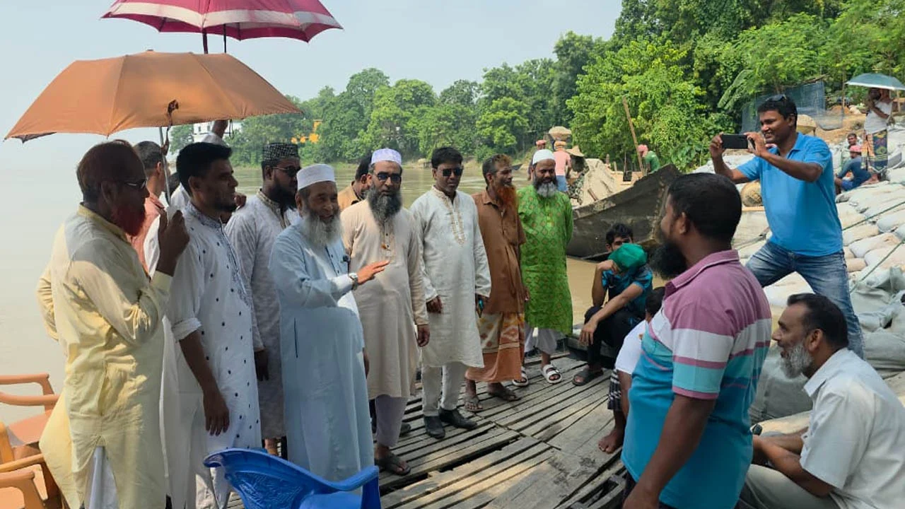 গোদাগাড়ীতে পদ্মার ভাঙনকবলিত এলাকা পরিদর্শন করলেন এমপি মুজিবুর রহমান