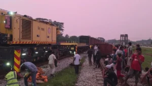 আখাউড়ায় ট্রেনের ট্রলি লাইনচ্যুত: দুই ঘণ্টা পর যোগাযোগ স্বাভাবিক