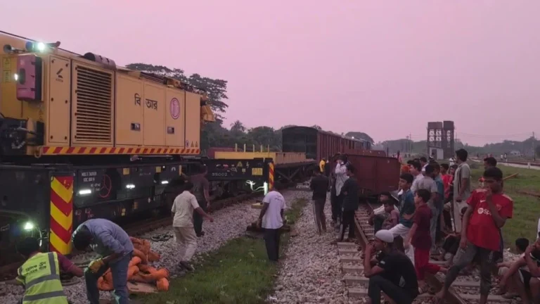 আখাউড়ায় ট্রেনের ট্রলি লাইনচ্যুত: দুই ঘণ্টা পর যোগাযোগ স্বাভাবিক