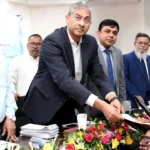 ঢাবিতে ১০৭ দৃষ্টিপ্রতিবন্ধী শিক্ষার্থীর হাতে সাদা ছড়ি তুলে দেওয়া