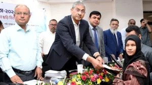 ঢাবিতে ১০৭ দৃষ্টিপ্রতিবন্ধী শিক্ষার্থীর হাতে সাদা ছড়ি তুলে দেওয়া