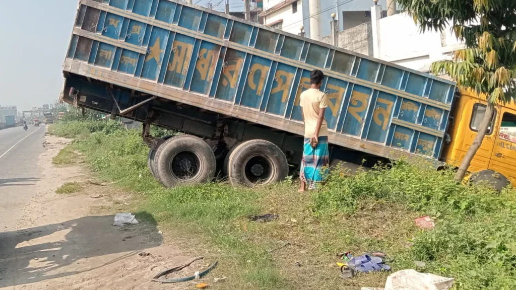 আড়াইহাজারে ট্রাকের ধাক্কায় অটোরিকশাযাত্রী নিহত, আহত ৬