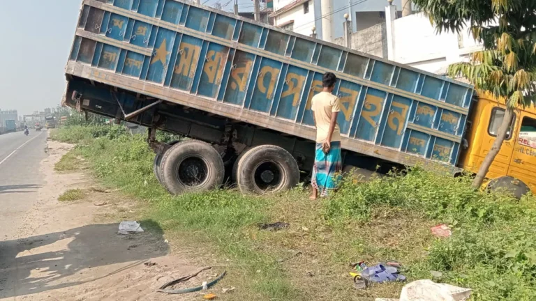 আড়াইহাজারে ট্রাকের ধাক্কায় অটোরিকশাযাত্রী নিহত, আহত ৬