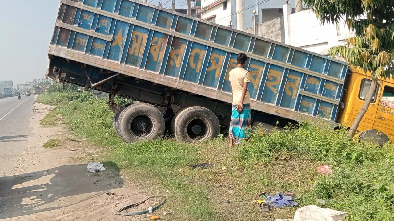 আড়াইহাজারে ট্রাকের ধাক্কায় অটোরিকশাযাত্রী নিহত, আহত ৬