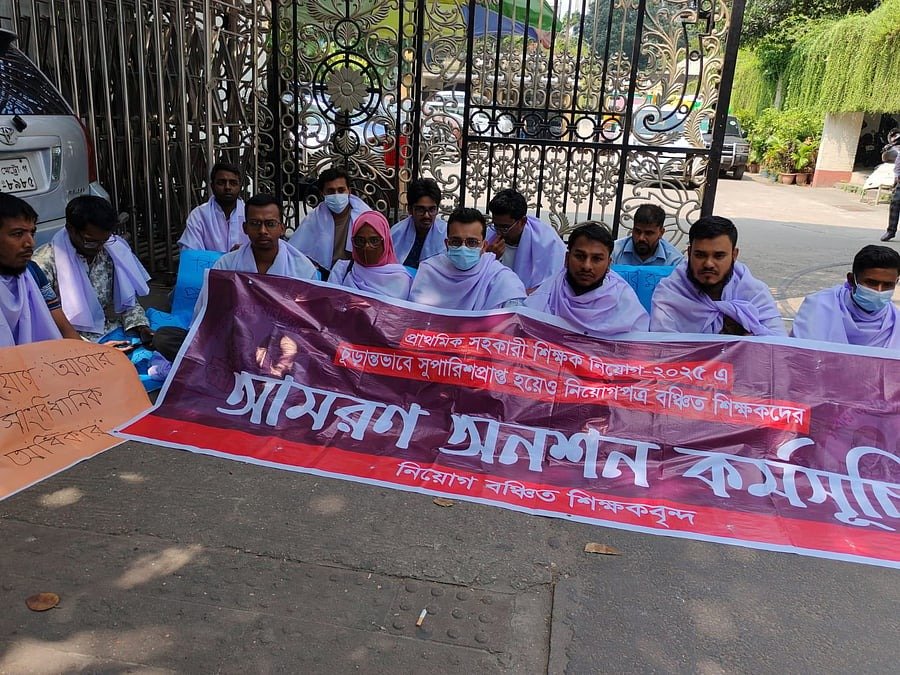 নিয়োগপত্রের দাবিতে প্রাথমিক শিক্ষা অধিদপ্তরের সামনে ২০ প্রার্থীর অনশন