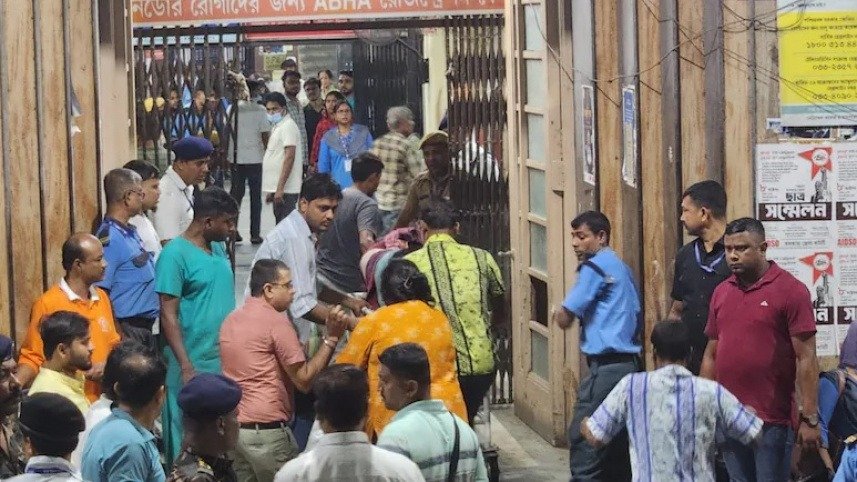 কলকাতায় পূজামণ্ডপে পদদলিত হয়ে ১৭ জনের মৃত্যু