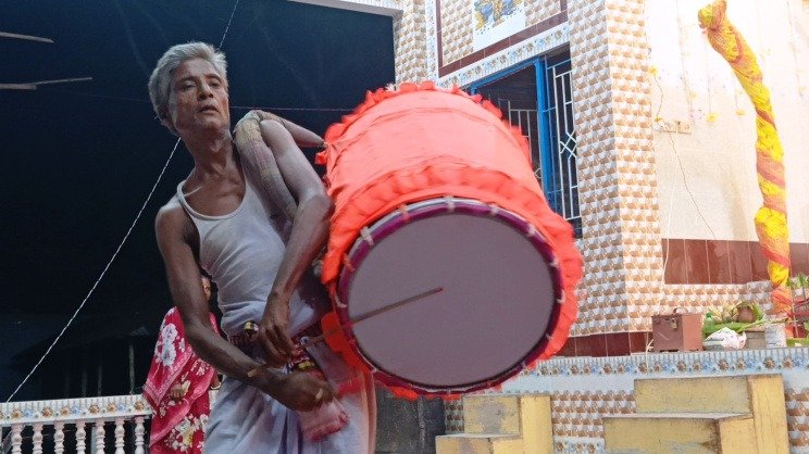 পেশাদার ঢাকি না পেয়ে নিজেরাই ঢাক বাজাচ্ছেন রংপুর অঞ্চলের