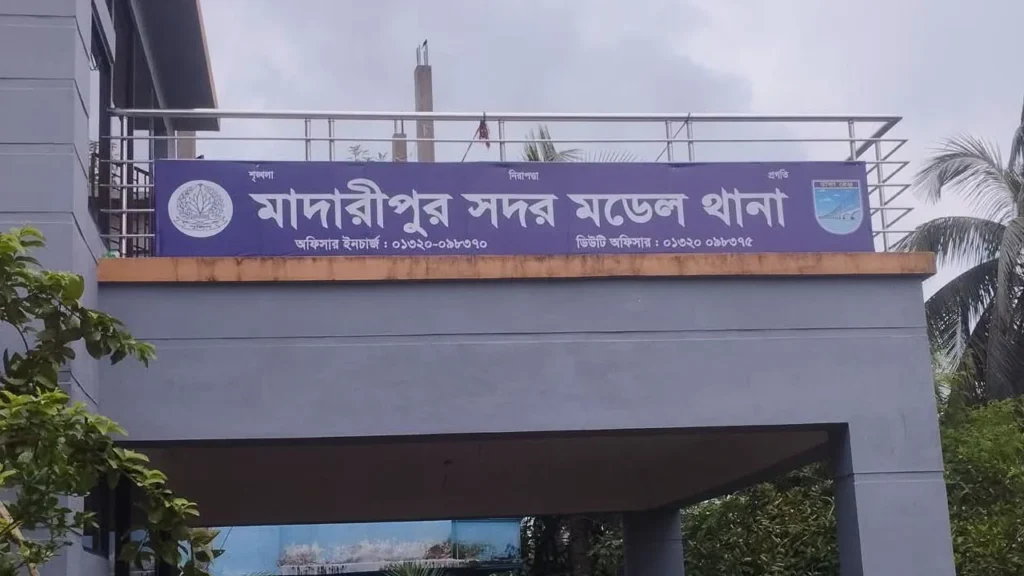 মাদারীপুরে পুলিশের রেকারে প্রাইভেট কারের ধাক্কা, ব্যবসায়ীর মৃত্যু