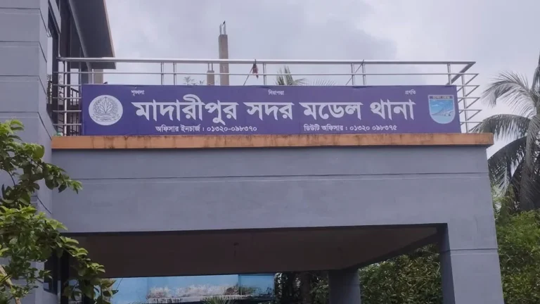 মাদারীপুরে পুলিশের রেকারে প্রাইভেট কারের ধাক্কা, ব্যবসায়ীর মৃত্যু