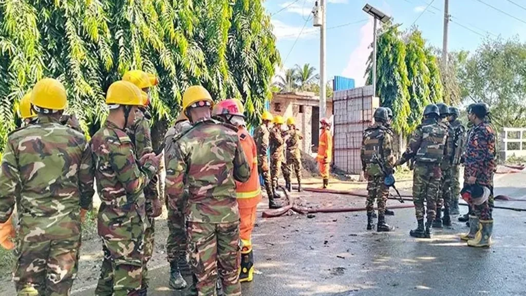 উখিয়ায় নলকূপের অগ্নিকাণ্ড: ১২ ঘণ্টায়ও নিয়ন্ত্রণে আনা সম্ভব হয়নি