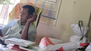 স্কুল অফিসে ধূমপানের ছবি ভাইরাল