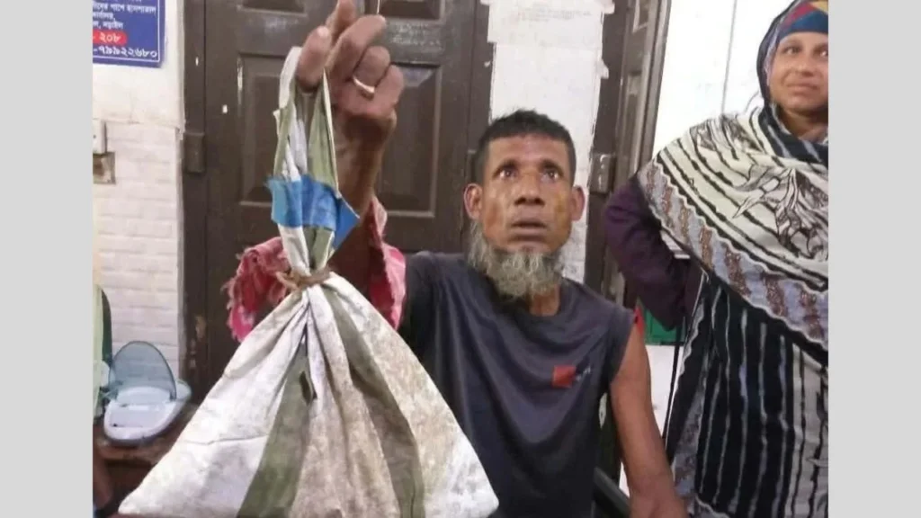সাপ ধরে হাসপাতালে নিজেই হাজির দংশিত বৃদ্ধ