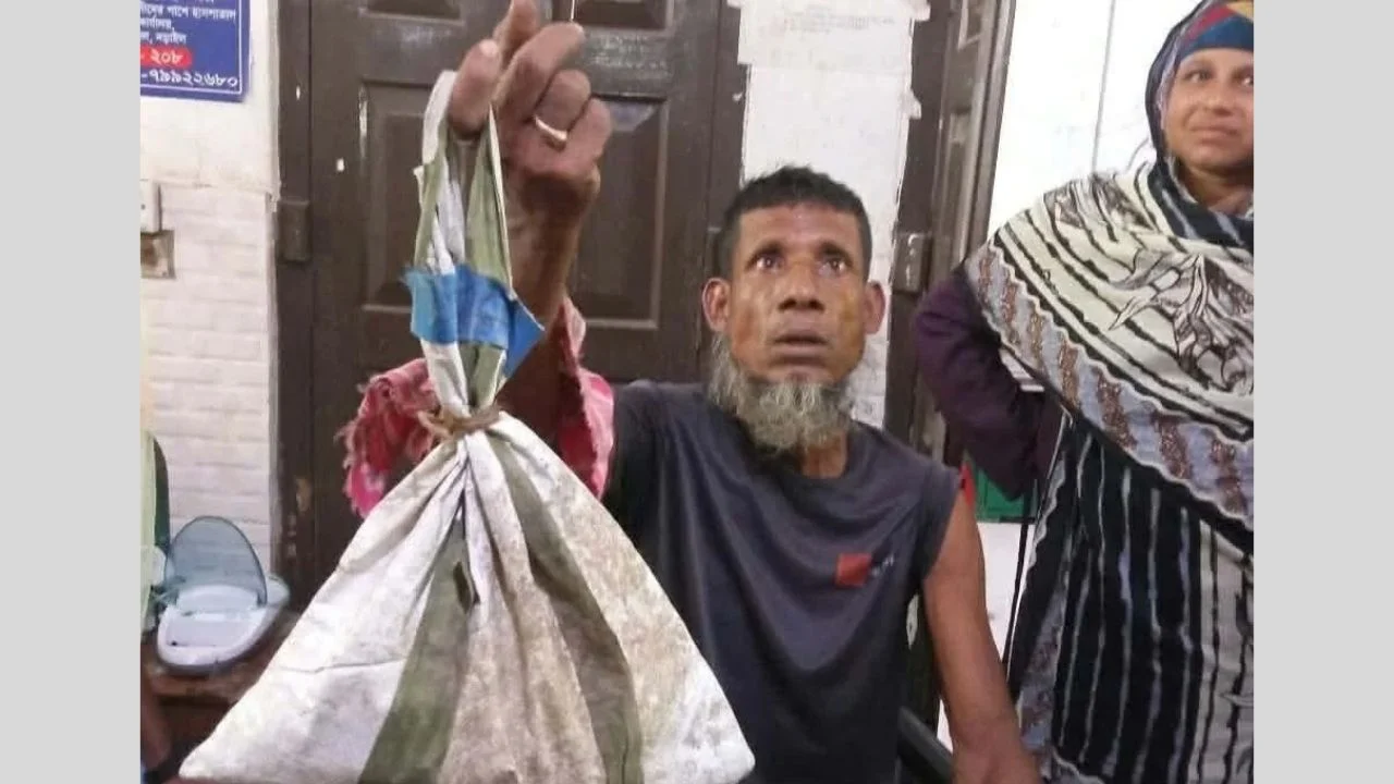 সাপ ধরে হাসপাতালে নিজেই হাজির দংশিত বৃদ্ধ